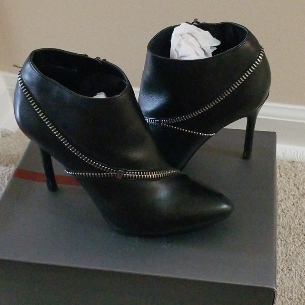 Gently Worn Eva & Zoe To the Point Bootie - Black